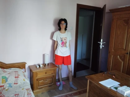 O suferință care durează de 26 de ani poate fi curmată. Drama unei tinere care cântărește numai 38 de kilograme