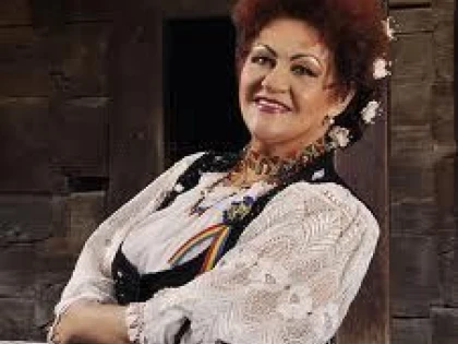 O SUPER ARTISTA DE LA NOI SE DA MANA MEDICULUI ESTETICIAN LA 66 DE ANI!