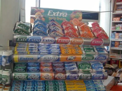 O TANARA A FURAT 287 DE PACHETE DE GUMA DE MESTECAT DINTR-UN SUPERMARKET