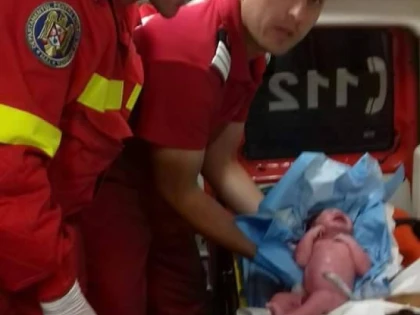 O tânără a născut în ambulanța SMURD, pe drumul Arad - Curtici