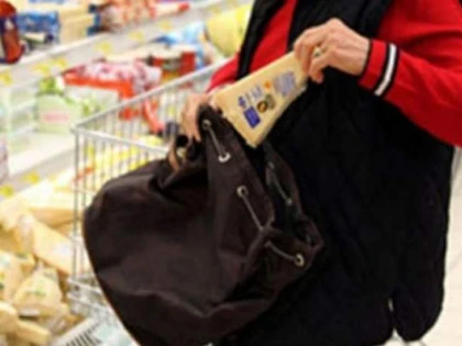 O tânără de 19 ani a furat haine din mall, în valoare de 239 de lei