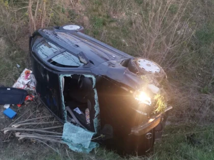 O tânără de 26 de ani a ajuns la spital după ce s-a răsturnat cu mașina
