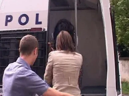 O tânără din Milova, prinsă după ce a furat mai multe bunuri dintr-o locuință