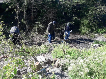 Oamenii cu ajutor social și condamnații penal au fost puși la adunat gunoaie de pe Malul Mureșului