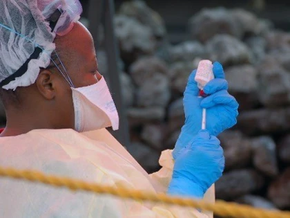 Oamenii de ştiinţă au descoperit două tratamente eficiente pentru Ebola