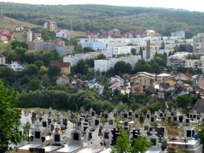 OBLIGATI SA-SI MUTE MORTII, DUPA UN PROCES PIERDUT DE PRIMARIE