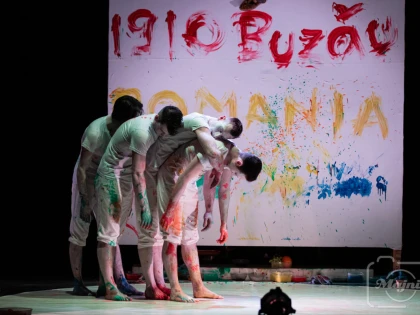 Ocolul lumii pe jos alături de patru tineri români – premiera spectacolului de dans „497”