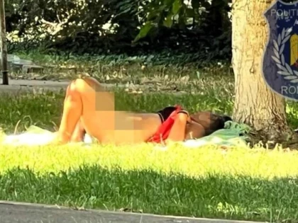 Olteancă încinsă, amendată de polițiștii locali după ce a făcut plajă nud în Arad