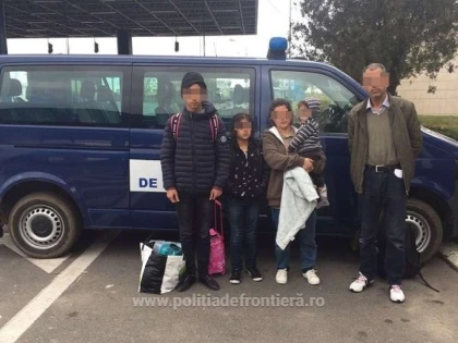 Opt cetăţeni din Irak şi Turcia cu identităţi false, depistaţi în Vama Nădlac