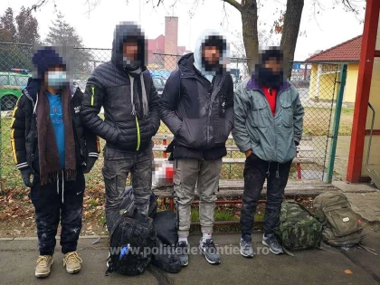 Opt cetăţeni străini ascunși în TIR-uri, depistați de polițiștii de frontieră de la Nădlac 