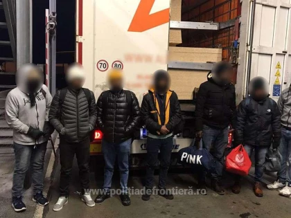 Opt cetățeni străini au fost descoperiți ascunşi printre plăci de pal, într-un TIR, la Nădlac