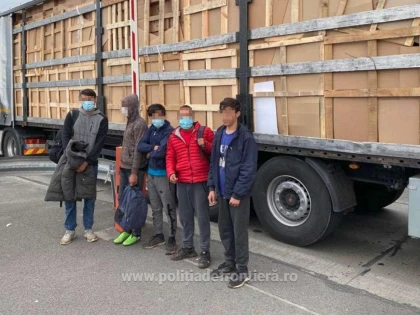 Opt cetăţeni străini au încercat să treacă frontiera ascunşi în mijloace de transport