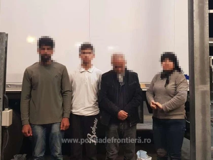 Opt cetățeni străini, depistați ascunși în două camioane, la Nădlac