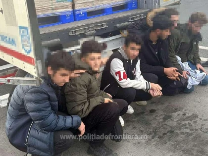 Opt cetățeni străini, depistați de polițiștii de frontieră arădeni ascunși într-un TIR