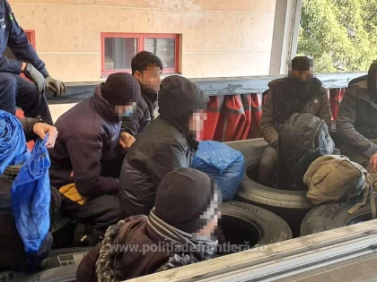 Opt cetăţeni străini, depistaţi în vama Vărșand ascunşi printre anvelope, într-un TIR