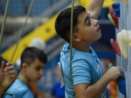Opt copii din Arad cu deficiențe de vedere au participat la Festivalul de Cățărat - Puternici Împreună
