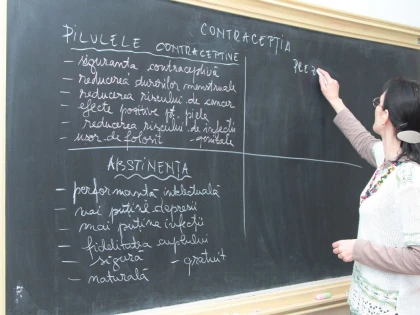 Opt din zece părinți sunt de acord cu introducerea educației sexuale în școli
