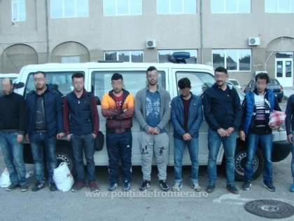 Opt migranți, ascunşi într-un ansamblu rutier încărcat cu autoturisme