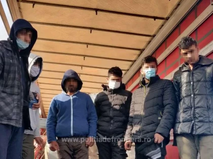 Opt migranți din Afganistan, prinși ascunși în două TIR-uri la PTF Nădlac II
