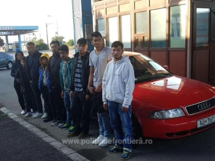 Opt migranţi înghesuiți intr-un autoturism, depistaţi de poliţiştii de frontieră