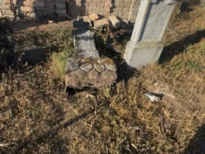 Opt monumente funerare, distruse în cimitirul din Pilu. Patru minori, identificați de polițiști, dintre care trei au fost reținuți