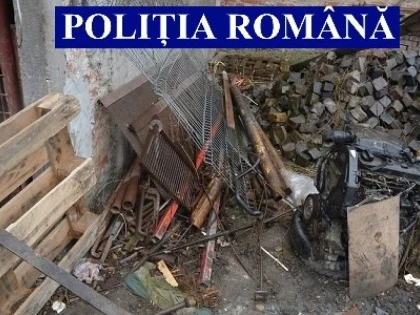 Opt percheziții în Lipova, la persoane care au furat materiale de construcții pentru calea ferată