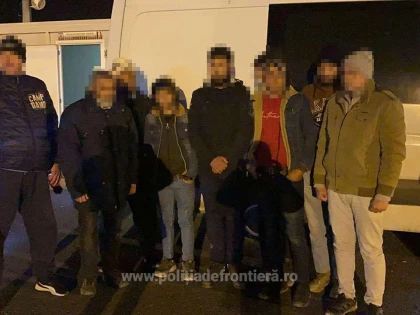 Opt persoane descoperite ascunse într-un microbuz, în vama Nădlac