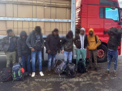 Opt refugiați au încercat să treacă în Ungaria ascunși într-un TIR cu biciclete
