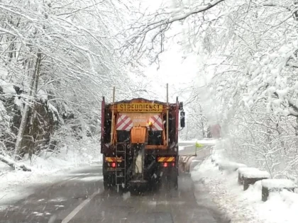 Opt utilaje de deszăpezire au acţionat pe drumurile naţionale din judeţ
