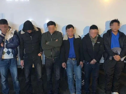 Opt vietnamezi ascunși într-o autoutilitară, prinși în vama Nădlac