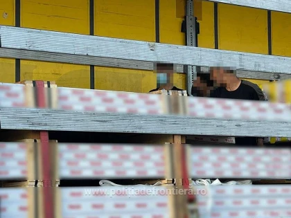 Optsprezece migranți ascunși în TIR-uri, depistați la frontiera cu Ungaria