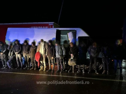 Optsprezece refugiați au încercat să treacă ilegal frontiera, ascunşi într-o autoutilitară