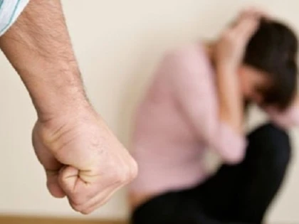 Ordin de protecție pe numele unui arădean care și-a bătut prietena cu pumnii și picioarele