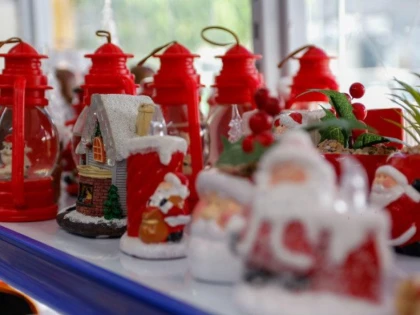 Ornamentele și decorațiunile de Crăciun se vor scumpi din cauza crizei de materii prime din fabricile din China