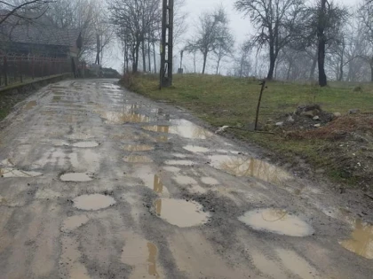 Oroare în județul - epoca de piatră - Arad. Drum reabilitat toamna trecută, arată ca după război