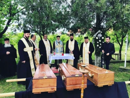Osemintele părintelui Petru Deheleanu au fost reînhumate în cimitirul Mănăstirii Hodoș-Bodrog