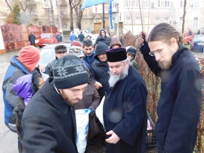 PACHETE CU ALIMENTE PENTRU 120 DE PERSOANE DEFAVORIZATE DIN ARAD