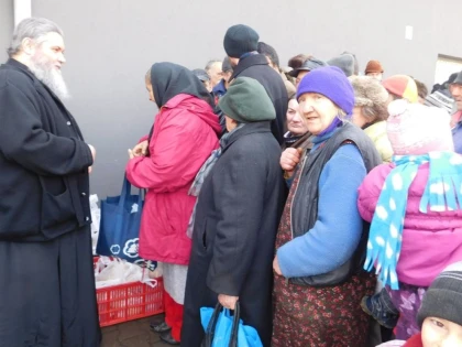 PACHETE CU ALIMENTE PENTRU 200 DE ARADENI, PRIN PROIECTUL „EUHARISTIE SI FILANTROPIE”