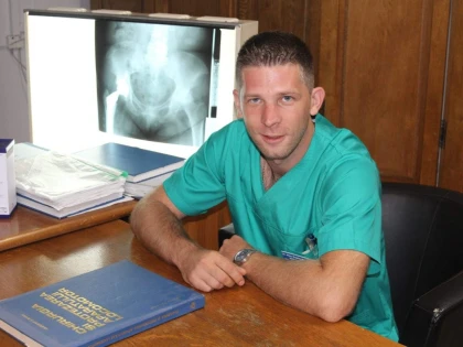 Pacient în stare gravă, lovit de tren, salvat de medicul Bogdan Miroslav Jitariu