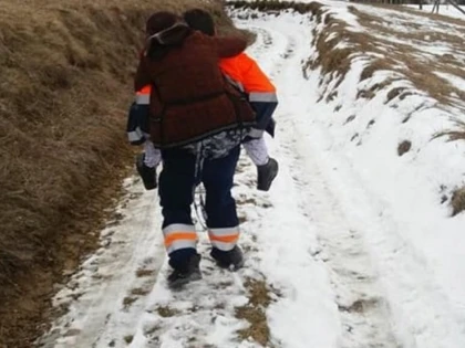 Pacientă de 80 de ani, dusă în spate jumătate de kilometru de ambulanțier