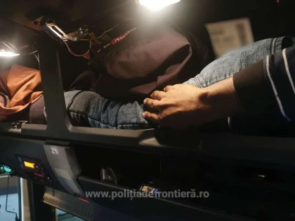 Paisprezece cetățeni străini, depistați în tentativă de trecere ilegală a frontierei