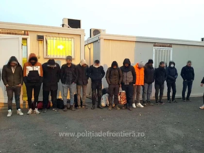 Paisprezece cetăţeni turci, depistaţi la Nădlac, ascunşi într-un TIR cu produse electronice