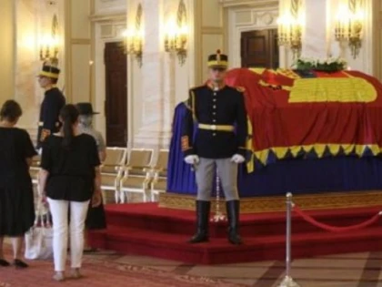 Palatul Regal rămâne cu porțile deschise! Mii de români așteaptă pentru a aduce un omagiu Regelui Mihai