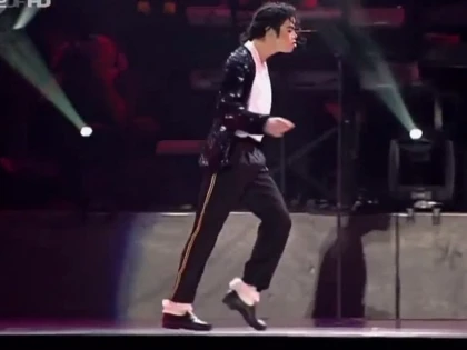 Pantofii lui Michael Jackson, scoși la licitație