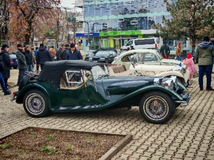 Parada automobilelor de epocă la Arad, de Ziua Națională