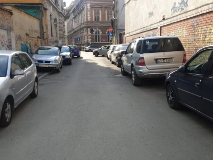 Parcarea interzisă pe strada Aviator Georgescu - un semn de circulație ignorat de 30 de ani