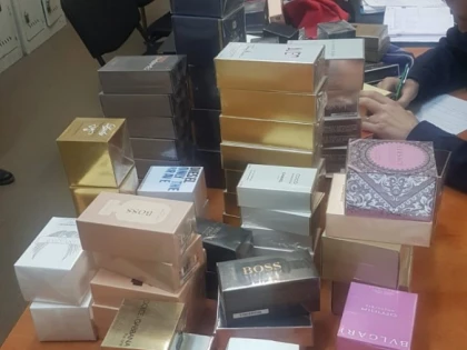 Parfumuri contrafăcute, retrase de pe piață de jandarmii arădeni