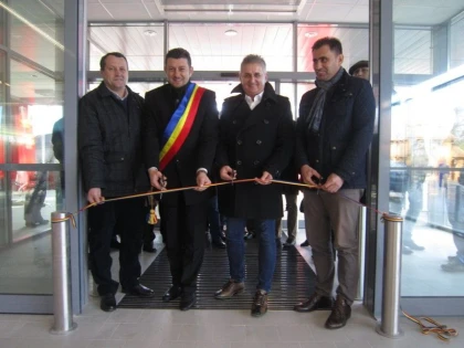 Parlamentul lucrează, Pistru și Neluțu se distrează