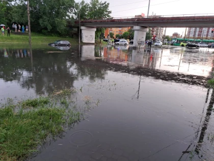 Pasajul de pe Voinicilor a fost inundat din nou, în urma furtunii de miercuri