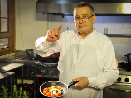 PASIUNEA PENTRU GĂTIT L-A SALVAT DE SPITALUL 9